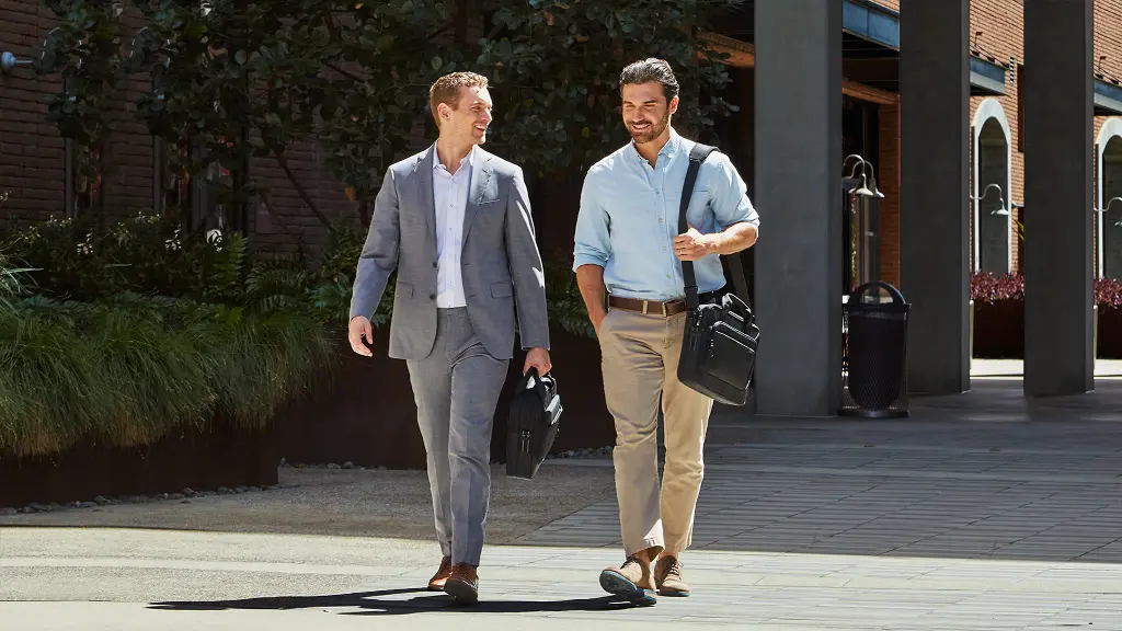 dell-ecoloop-pro-classic-briefcase-14-cc5425c-lifestyle-01-alt.webp